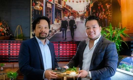 Ông Đỗ Đại Dương (trái, là người sáng lập chuỗi nhà hàng ăn nhanh Mai-Mai) cùng con trai Đỗ Duy Anh. Ảnh : Andreas Laible