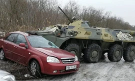 Xe bọc thép BTR-80 của Nga mất lái đè bẹp ô tô trên đường