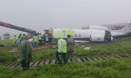 Ấn Độ: Máy bay hạ cánh trượt đường băng, gãy làm đôi