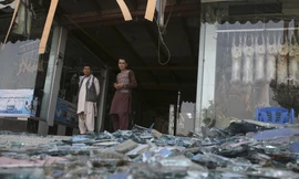 Các mảnh kính vỡ vụn sau vụ đánh bom. Ảnh: AP