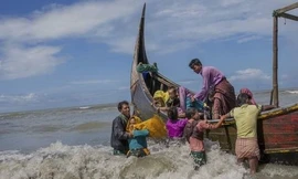 Một chiếc thuyền chở người Hồi giáo Rohingya từ Myanmar đến Shah Porir Dwip, Bangladesh vào năm 2017 - Ảnh: AP