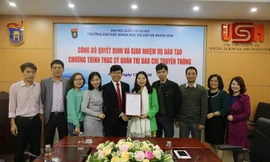 GS.TS Hoàng Anh Tuấn - Phó Hiệu trưởng Trường ĐHKHXH&NV trao quyết định và chính thức giao nhiệm vụ đào tạo ngành Thạc sỹ Quản trị Báo chí truyền thông cho Viện Đào tạo Báo chí và Truyền thông.