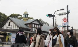 Người dân đeo khẩu trang phòng tránh lây nhiễm dịch COVID-19 tại Tokyo, Nhật Bản. Ảnh: THX/TTXVN