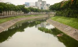 Sáng 9/7, Công ty Thoát nước Hà Nội cho mở cửa xả hơn 1 triệu mét khối nước từ hồ Tây ra sông Tô Lịch nhằm thực hiện công tác phục vụ thoát nước mùa mưa.