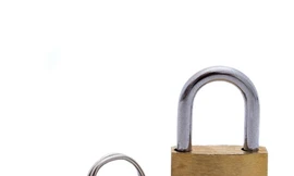 Người đàn ông biến dạng 'cậu nhỏ' vĩnh viễn sau khi tự kẹp vào ổ khóa trong 2 tuần