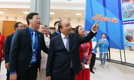 Thủ tướng Nguyễn Xuân Phúc ấn tượng với triển lãm ‘Tôi yêu Tổ quốc tôi’