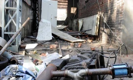 Hiện trường bên trong nhà máy sau vụ cháy nổ. Ảnh: Twitter