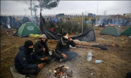 Người di cư cắm trại tại biên giới Belarus và EU. Ảnh: Reuters