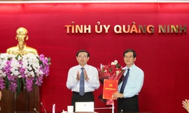 Bí thư Tỉnh ủy, Chủ tịch HĐND tỉnh Quảng Ninh Nguyễn Xuân Ký trao quyết định và chúc mừng đồng chí Vũ Quyết Tiến