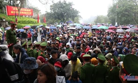 5 vạn người đổ về Đền Hùng bất chấp mưa rét