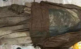 Thảm cảnh 4 thi thể nữ nằm quanh quan tài, 2 người không mảnh vải che thân