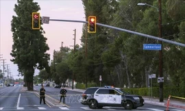 Cảnh sát được triển khai tại hiện trường vụ nổ súng ở Los Angeles, Mỹ ngày 25/7/2022. Ảnh: AP/TTXVN