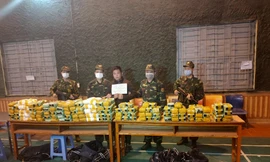 Một đối tượng (giữa) và tang vật trong vụ án