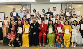 Các học viên được nhận chứng chỉ hoàn thành lớp bồi dưỡng