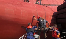 Nín thở xem giải cứu 4 thủy thủ mắc kẹt suốt 35 giờ trong tàu hàng bị lật