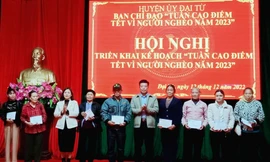 Lãnh đạo huyện Đại Từ trao tiền hỗ trợ xây dựng nhà cho các hộ có hoàn cảnh khó khăn.