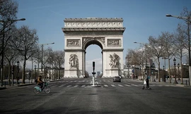 Sơ tán khẩn quanh Khải Hoàn Môn vì cảnh báo có bom