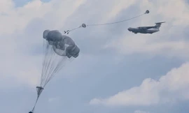 Xem xe chiến đấu BMD-2K đổ bộ từ trên không