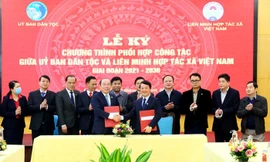 Để hỗ trợ đồng bào dân tộc thiểu số thoát nghèo