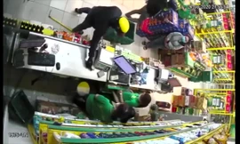 Cảnh 2 đối tượng dùng súng cướp cửa hàng bách hóa như phim hành động