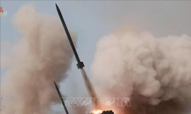 Buổi diễn tập pháo binh tầm xa của quân đội Triều Tiên ngày 2/3/2020 (ảnh do Đài truyền hình Trung ương Triều Tiên đăng phát). Ảnh: YONHAP/TTXVN