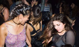 Kể từ khi đại dịch bắt đầu, cảnh sát ở nhiều quốc gia phải giải tán vô số cuộc tụ tập bất hợp pháp. Ảnh: Camilo Fuentealba.