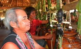 Già làng A Jring Đeng chuẩn bị cho lễ Et Đông tại nhà rông. Ảnh: Sở VH,TT&DL