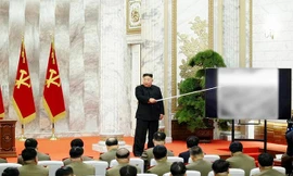 Ông Kim nói trước các tướng lĩnh quân sự, trong tấm ảnh được đăng tải hôm 24/5. Ảnh: Rodong Sinmun.