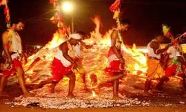 Độc đáo nghi lễ đi bộ chân trần trên than nóng ở Ấn Độ