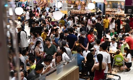 Biển người ùn ùn vào trung tâm thương mại, chờ cả tiếng để mua đồ ăn