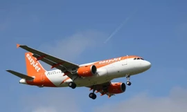 Nhóm khách say rượu khiến chuyến bay easyJet như 'địa ngục'
