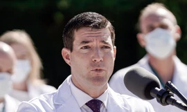 Bác sĩ Nhà Trắng Sean Conley trong cuộc họp báo hôm 3/10. Ảnh: Reuters.