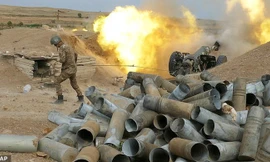 Một binh lính Armenia đấu pháo với lực lượng Azerbaijan ở Nagorno-Karabakh. Ảnh: AP