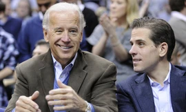 Ứng viên Joe Biden và con trai Hunter Biden (phải). Ảnh: AP.