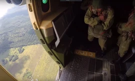 Hàng trăm lính nhảy dù cùng xe tăng đổ bộ từ máy bay vận tải