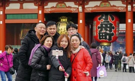 Du khách Trung Quốc thăm chùa Sensoji ở Tokyo. Ảnh: Akira Kodaka