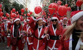 Ông già Noel xuất hiện khắp mọi nơi chào đón Giáng sinh