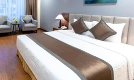 Sự thật ít biết về chiếc khăn tối màu vắt ngang giường khách sạn