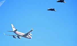  6 tiêm kích Su-57 hộ tống chuyên cơ của Putin trên không. Ảnh: Spunik