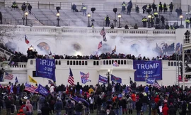 Bạo loạn ở Đồi Capitol hôm 6/1. Ảnh: AP.