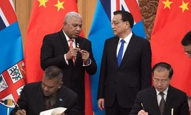 Thủ tướng Bainimarama của Fiji (trái) và thủ tướng Trung Quốc Lý Khắc Cường (phải) trong một lần gặp năm 2017 - Ảnh: Getty