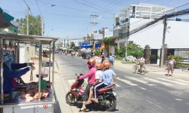 Khu vực Phát và Đạt giật dây chuyền của người dân rồi bị truy đuổi