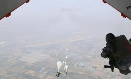 Một lính nhảy dù thuộc PLA nhảy khỏi máy bay vận tải Y-20 trong một cuộc tập trận. Ảnh: PLA