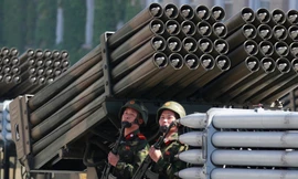 Những người lính Triều Tiên bên một bệ phóng tên lửa. Ảnh: Reuters