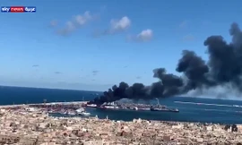 Toàn cảnh vụ cháy, nơi Quân đội quốc gia tuyên bố phá hủy tàu chở vũ khí của Thổ Nhĩ Kỳ.