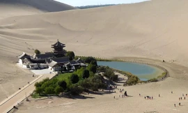  Những cồn cát hát ở mặt sau Hồ Bán Nguyệt