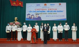 Ban tổ chức trao các suất học bổng dành cho các em.