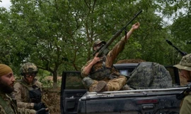 Binh sĩ Ukraine và lính đánh thuê nước ngoài ở khu vực Mykolaiv. (Ảnh: Getty)