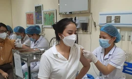 Cần tuân thủ hướng dẫn của nhân viên y tế khi tham gia tiêm vắc xin