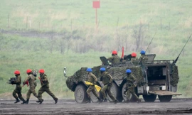  Các binh sĩ của Lực lượng Phòng vệ Mặt đất (JGSDF) tham gia huấn luyện bắn đạn thật tại Higashifuji, thành phố Gotemba, tỉnh Shizuoka. Ảnh: Pool / Getty